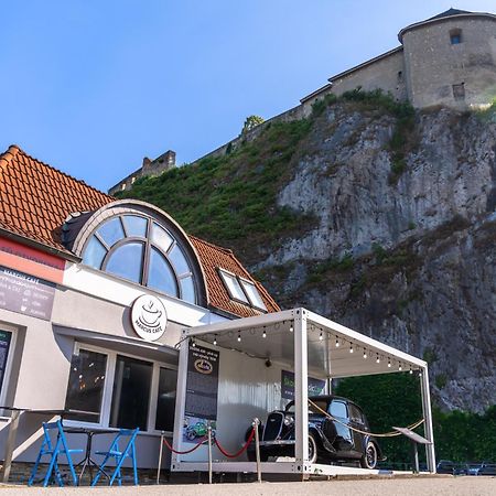 Lovely 4-Bedroom Flat In Historical Center With Stunning View Trencin Ngoại thất bức ảnh