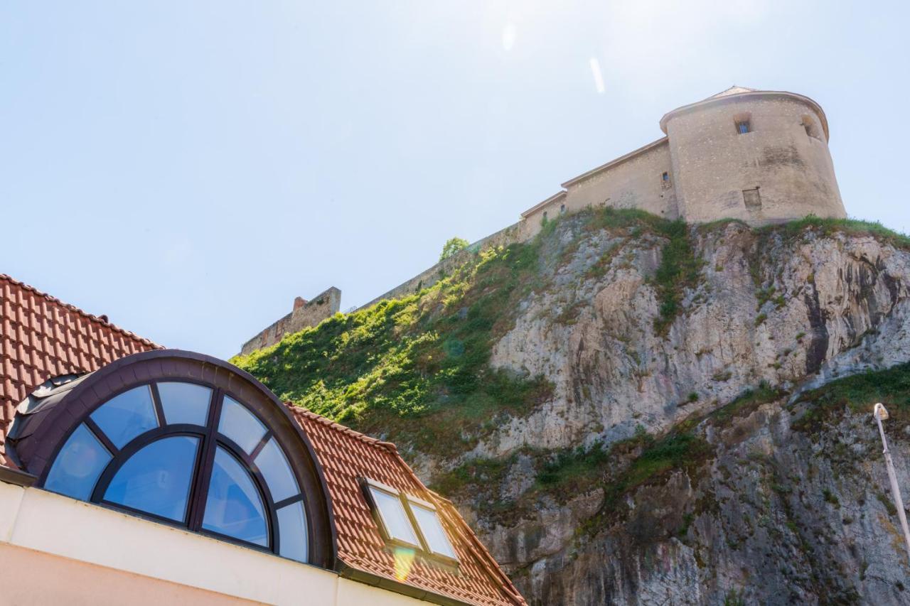 Lovely 4-Bedroom Flat In Historical Center With Stunning View Trencin Ngoại thất bức ảnh